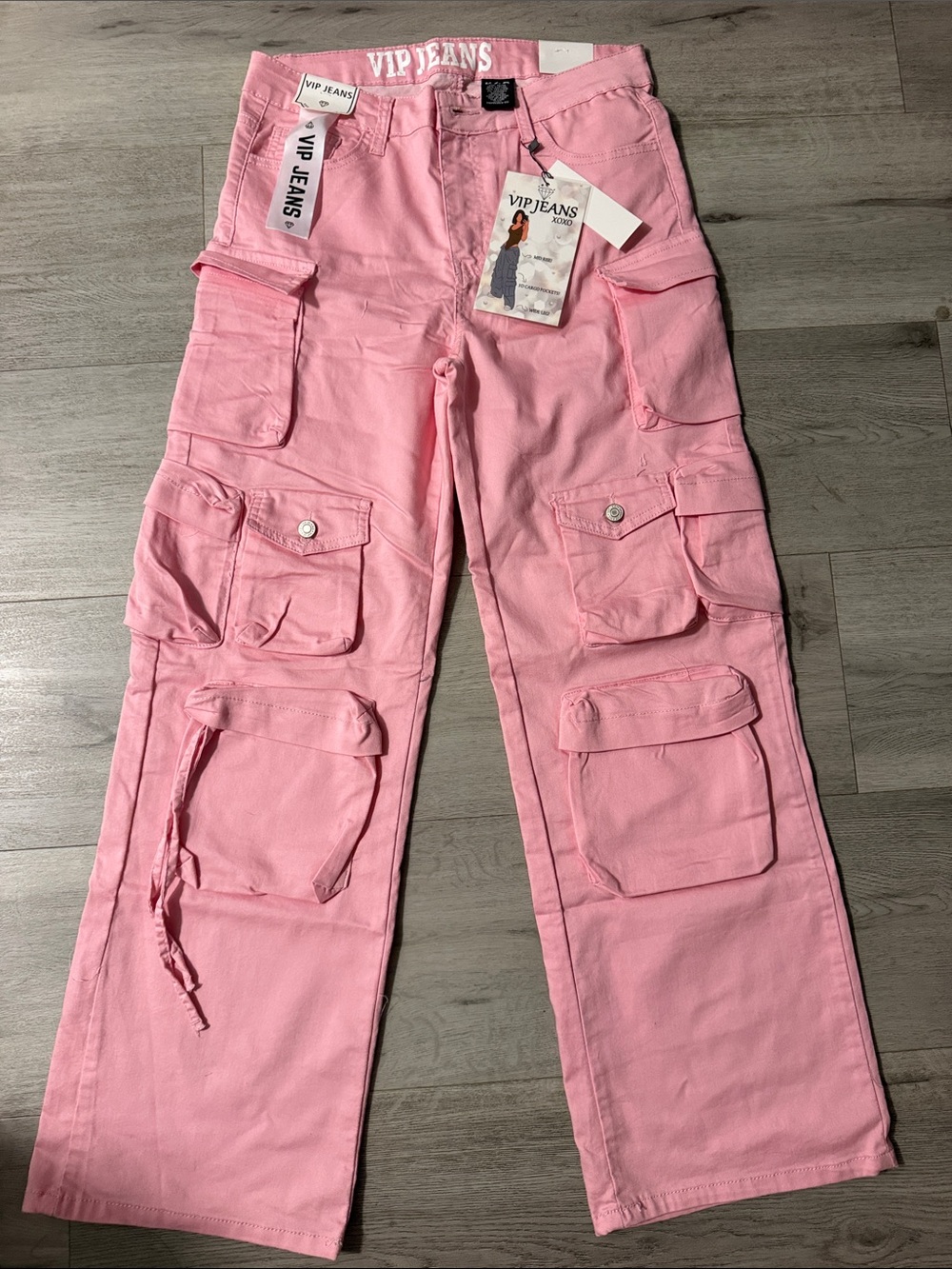 VIP Pink Wide-Leg Cargo Jeans viene siendo un talla 7. Viene reducido